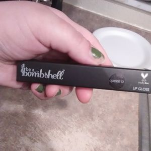 Be a bombshell lip gloss